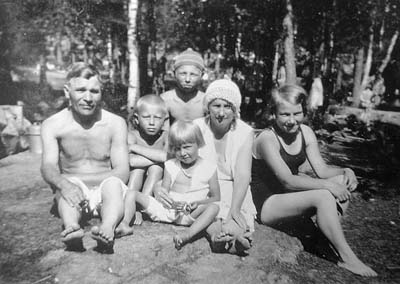 August Laakson perhe Mustikkamaalla